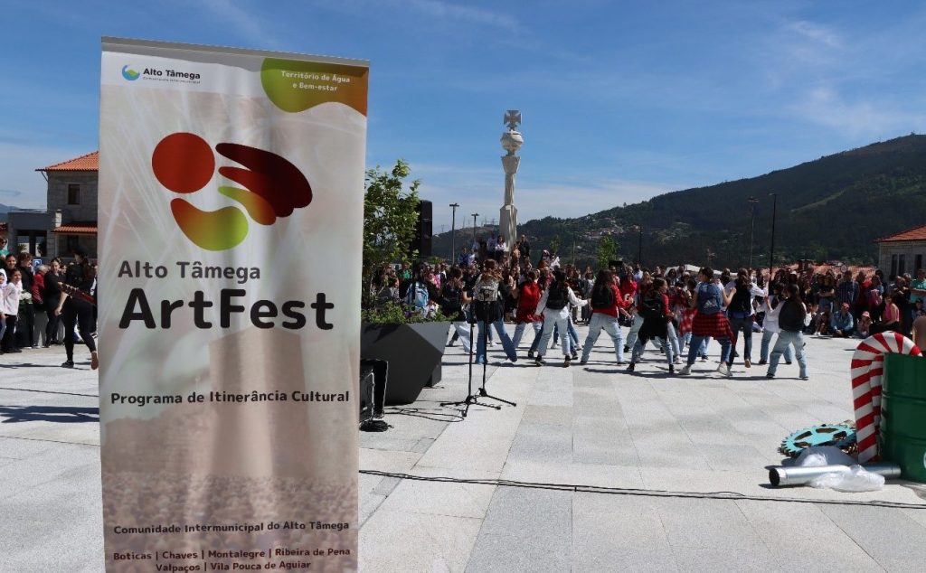 Le mardi 25 avril, la Praça do Município de Ribeira de Pena a accueilli le spectacle de danse de la PT Academy. Cette initiative, qui fait partie du projet Alto Tâmega ArtFest de la Communauté Intercommunale d'Alto Tâmega et Barroso (CIMAT), a réuni plus de deux cents spectateurs.