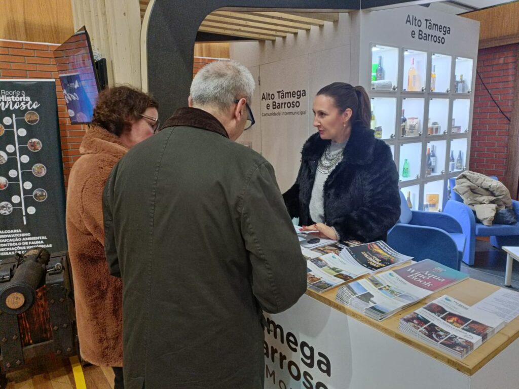 Jusqu'au dimanche 12 janvier, le stand de la Communauté intercommunale de l'Alto Tâmega et Barroso (CIMAT) se trouve au Pavillon polyvalent de Boticas pour la XXVIIe édition de la Foire gastronomique du porc, marquant ainsi le début de la promotion du territoire à travers diverses foires régionales, nationales et internationales en 2025.